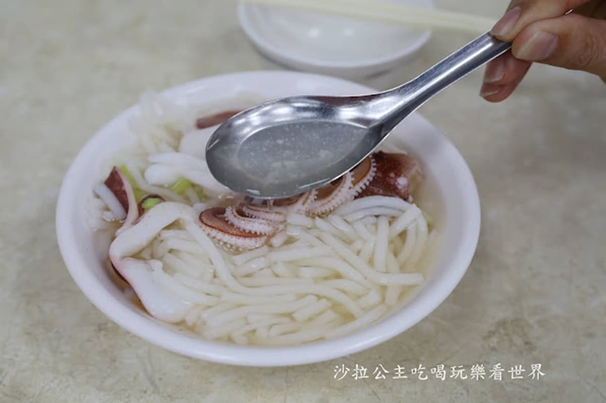 全台第一間!台南86年「小卷米粉」原汁湯頭超鮮甜,糙米米粉口感滑嫩有Q度 全台第一間!台南86年「小卷米粉」原汁湯頭超鮮甜,糙米米粉口感滑嫩有Q度