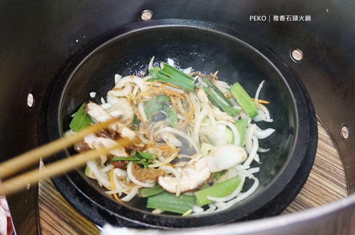 現炒爆香最夠味!台北4家老字號石頭火鍋:自助火鍋創始、全台第一家小火鍋 現炒爆香最夠味!台北4家老字號石頭火鍋:自助火鍋創始、全台第一家小火鍋