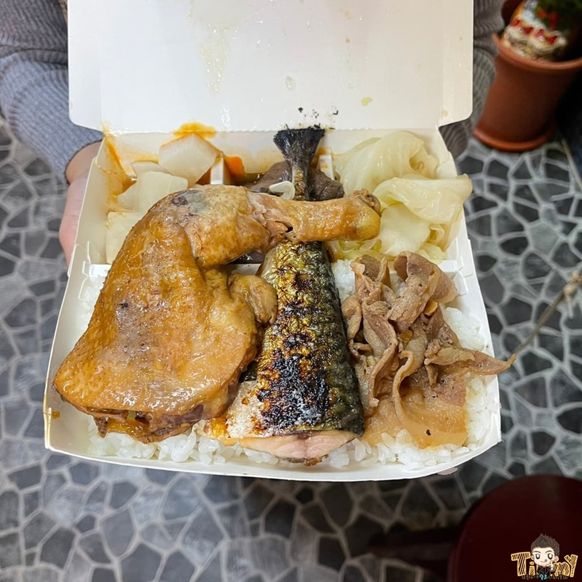 小資族看過來!新竹「豪華3主菜便當」只要80元,雞腿+鯖魚+燒肉撐爆餐盒 小資族看過來!新竹「豪華3主菜便當」只要80元,雞腿+鯖魚+燒肉撐爆餐盒