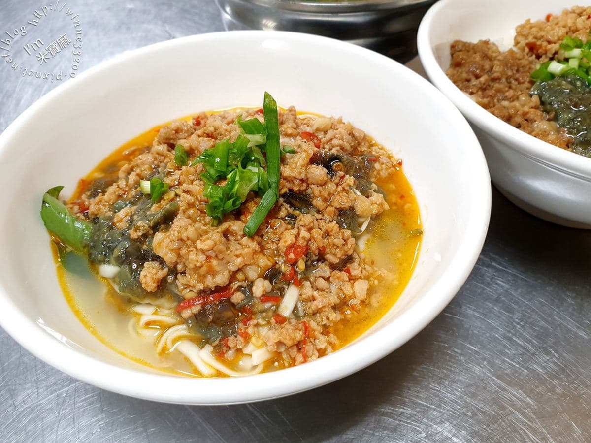 在地人激推!新店小吃「三色飯」1碗有多種吃法,塔香辣肉醬加皮蛋香氣獨特 在地人激推!新店小吃「三色飯」1碗有多種吃法,塔香辣肉醬加皮蛋香氣獨特