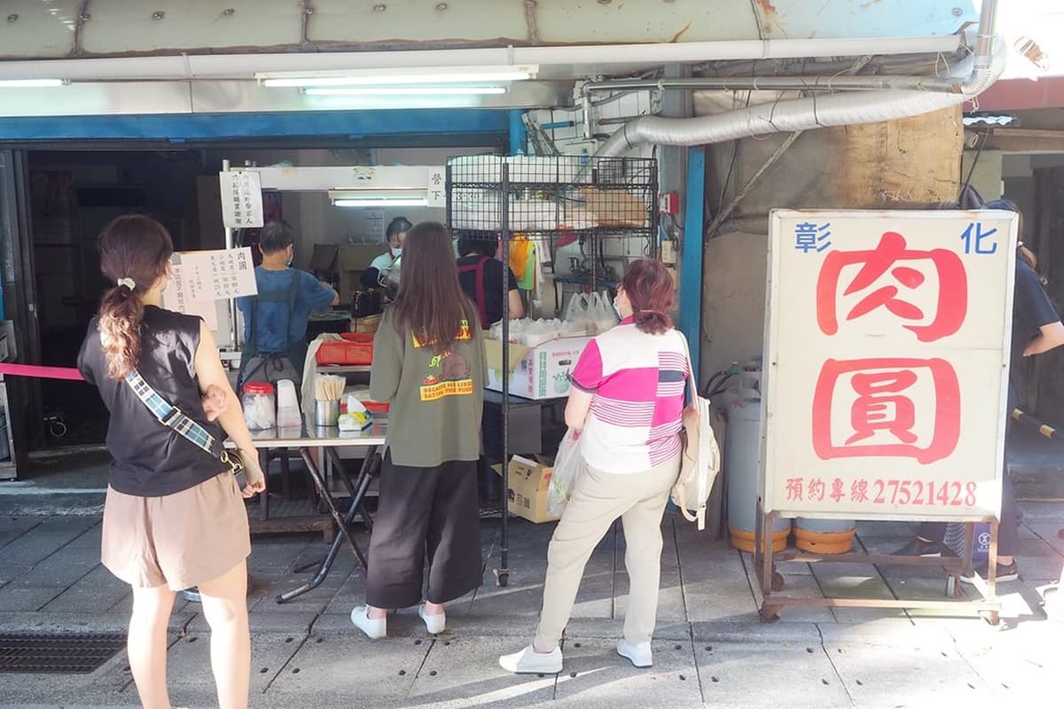 還沒開就有超長人龍!東區「高人氣肉圓」每天只賣3小時,皮薄料多會爆餡 還沒開就有超長人龍!東區「高人氣肉圓」每天只賣3小時,皮薄料多會爆餡