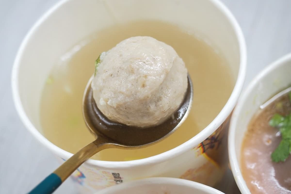還沒開就有超長人龍!東區「高人氣肉圓」每天只賣3小時,皮薄料多會爆餡 還沒開就有超長人龍!東區「高人氣肉圓」每天只賣3小時,皮薄料多會爆餡