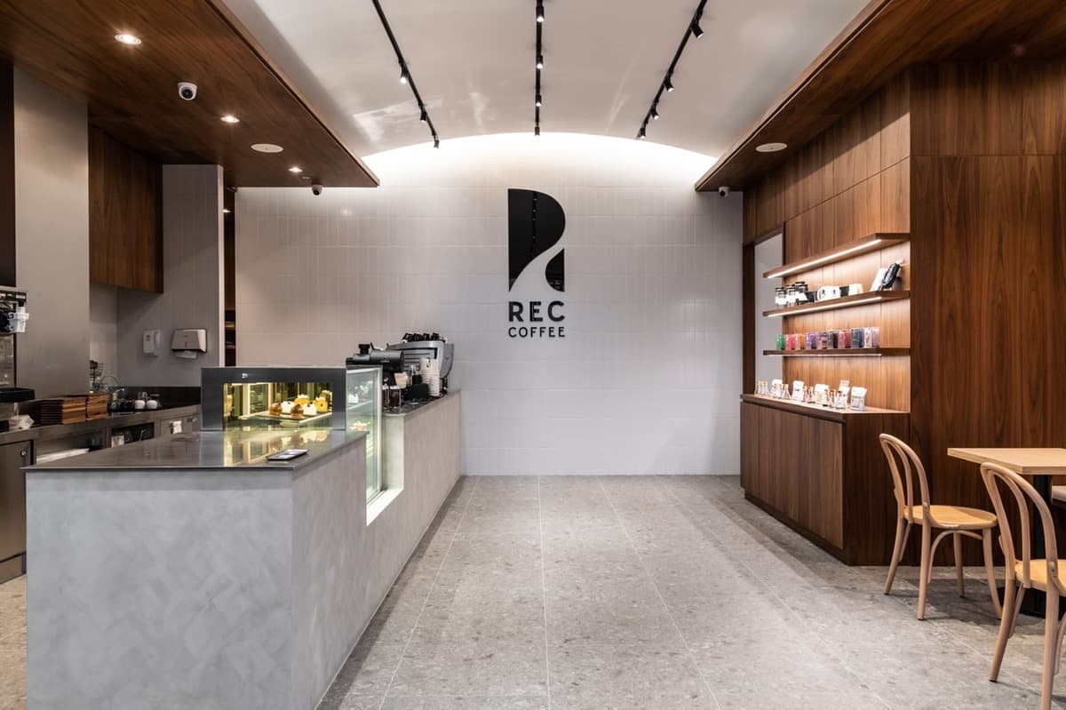 日本冠軍「REC COFFEE」2號店打卡!「海外首間路面店」限定輕食、禪風設計超有FU 日本冠軍「REC COFFEE」2號店打卡!「海外首間路面店」限定輕食、禪風設計超有FU