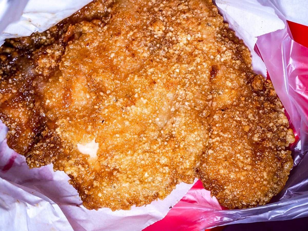 想吃先預約!台北「隱藏版炭烤雞排」沒人帶路找不到,微甜酥皮趁熱吃才對味 想吃先預約!台北「隱藏版炭烤雞排」沒人帶路找不到,微甜酥皮趁熱吃才對味