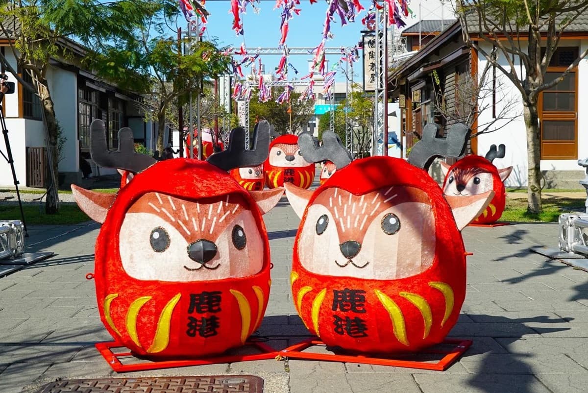 最正宗台版奈良「梅花鹿大道」!整群「小鹿不倒翁」排排站,晚上還會點燈 最正宗台版奈良「梅花鹿大道」!整群「小鹿不倒翁」排排站,晚上還會點燈