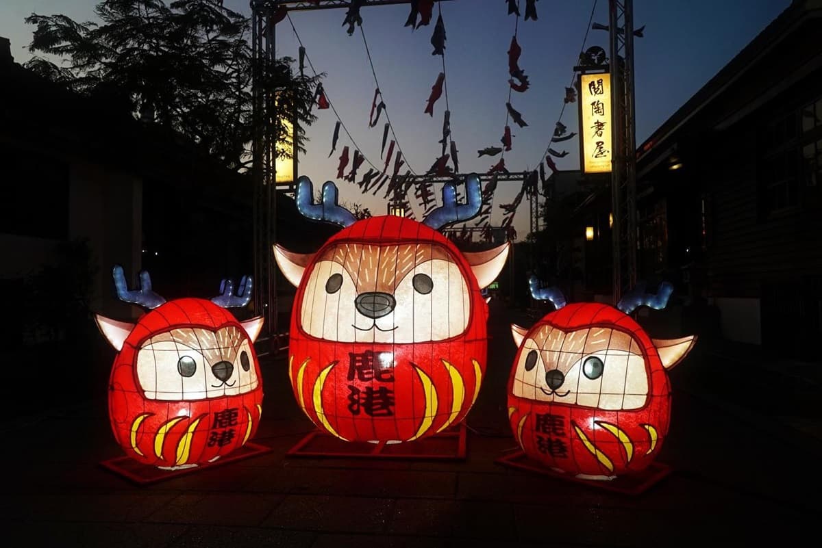 最正宗台版奈良「梅花鹿大道」!整群「小鹿不倒翁」排排站,晚上還會點燈 最正宗台版奈良「梅花鹿大道」!整群「小鹿不倒翁」排排站,晚上還會點燈