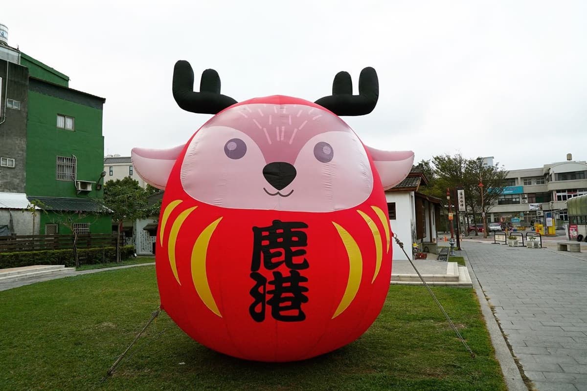 最正宗台版奈良「梅花鹿大道」!整群「小鹿不倒翁」排排站,晚上還會點燈 最正宗台版奈良「梅花鹿大道」!整群「小鹿不倒翁」排排站,晚上還會點燈