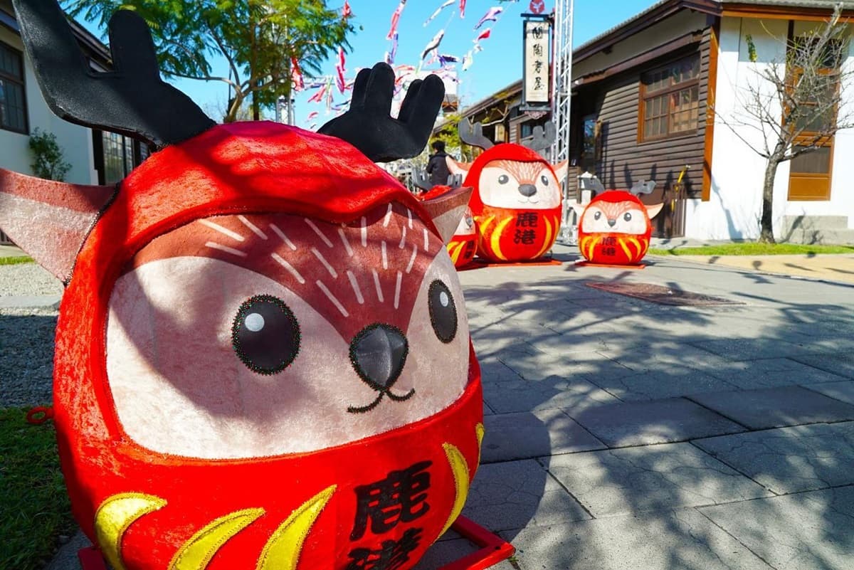 最正宗台版奈良「梅花鹿大道」!整群「小鹿不倒翁」排排站,晚上還會點燈 最正宗台版奈良「梅花鹿大道」!整群「小鹿不倒翁」排排站,晚上還會點燈