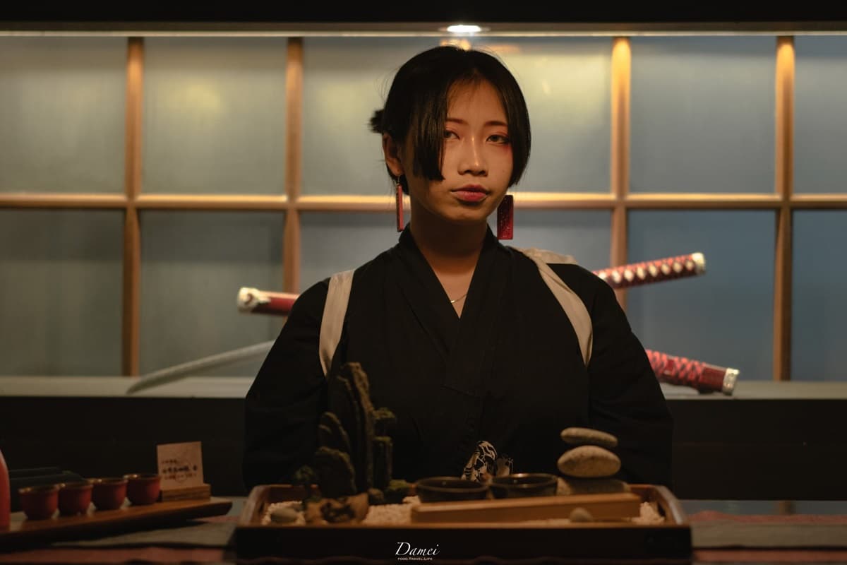 打卡仙女棒調酒!台南「武士主題酒吧」藏在日式宿舍裡,和服調酒師專屬服務 打卡仙女棒調酒!台南「武士主題酒吧」藏在日式宿舍裡,和服調酒師專屬服務
