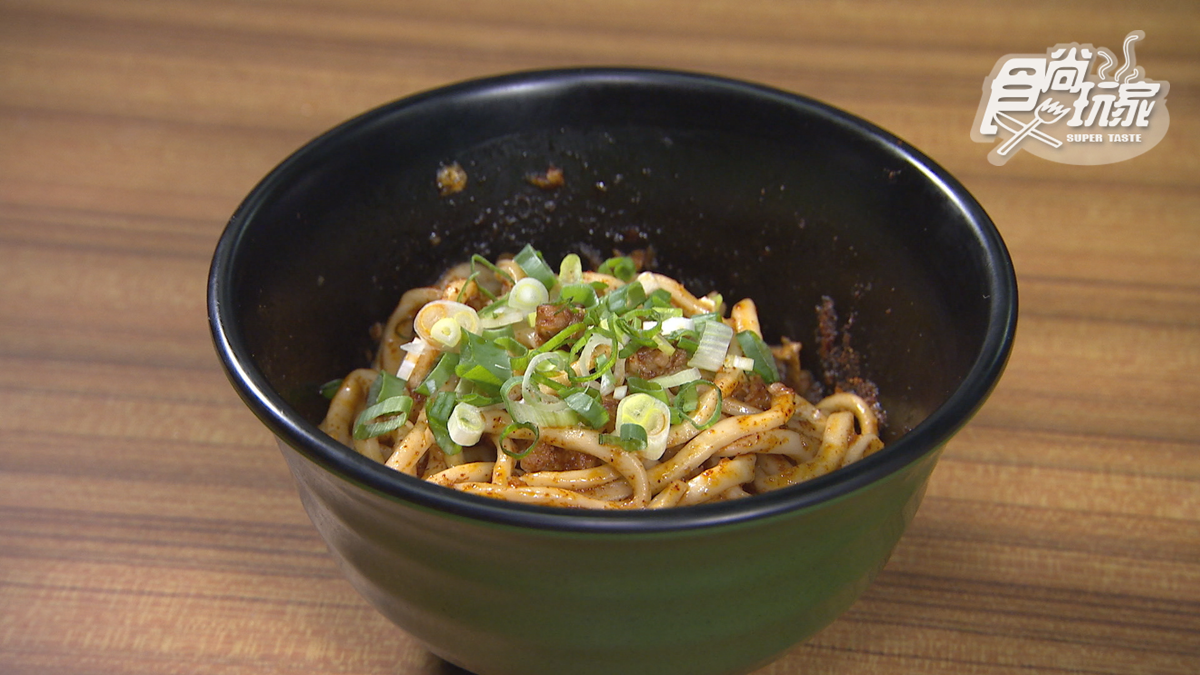 挑戰地表最辣!台北超夯「麻辣雜碎乾麵」Q彈有嚼勁,再配軟嫩雞腸超過癮