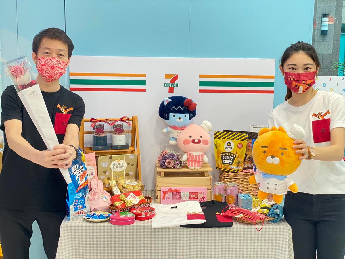 先收跳跳虎情侶T!7-11獨家情人節周邊,KITTY大頭包、永生花束買不完 先收跳跳虎情侶T!7-11獨家情人節周邊,KITTY大頭包、永生花束買不完