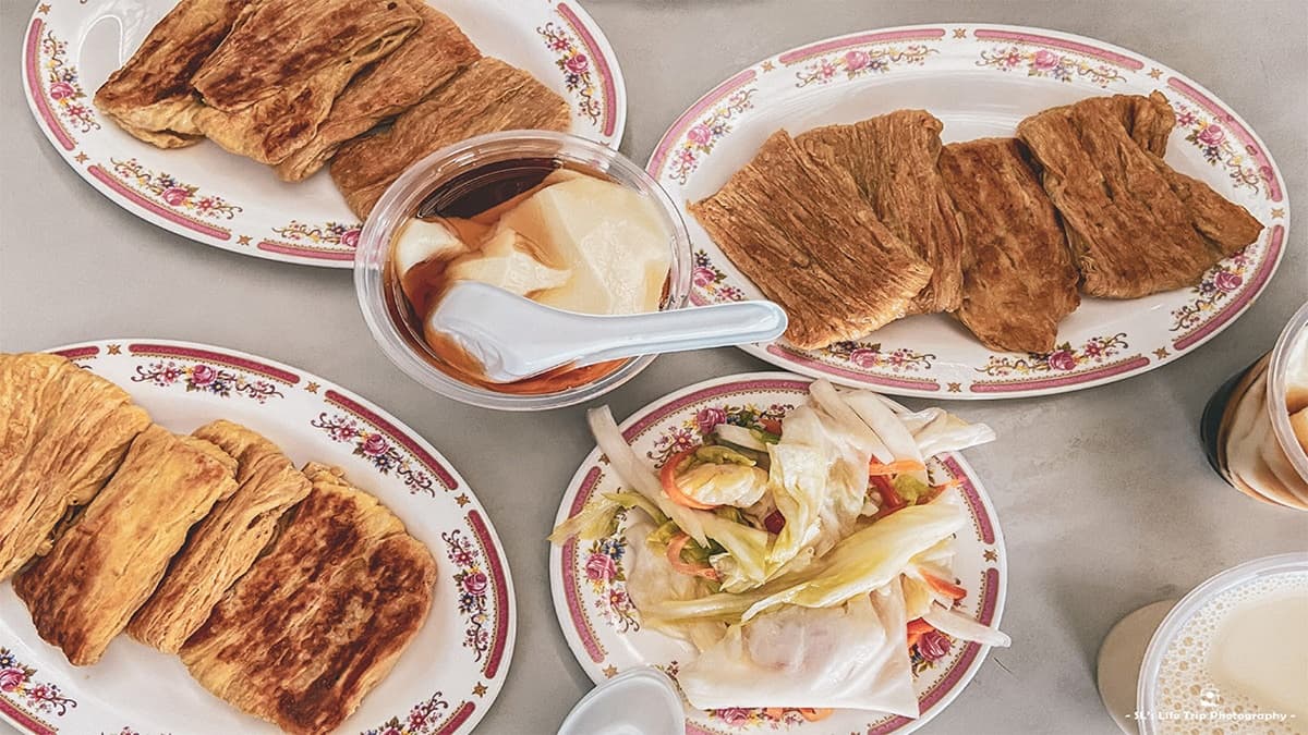 50年豆皮工廠裡吃早餐?在地人最愛現煎「古法豆包」,太晚去小心吃不到