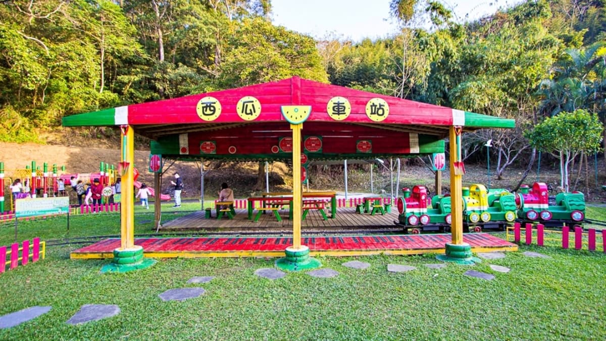 走進西瓜巨人國!全台唯一「水果樂園」爽玩滑草坡、小火車,繽紛造景超好拍 走進西瓜巨人國!全台唯一「水果樂園」爽玩滑草坡、小火車,繽紛造景超好拍
