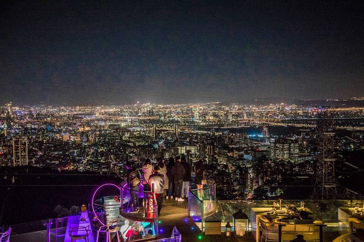白天夜晚都美爆!陽明山9家打卡景觀餐廳:夜景第一排、森林系玻璃屋 台北夜景餐廳2|草山夜未眠:坐旋轉木馬拍美照