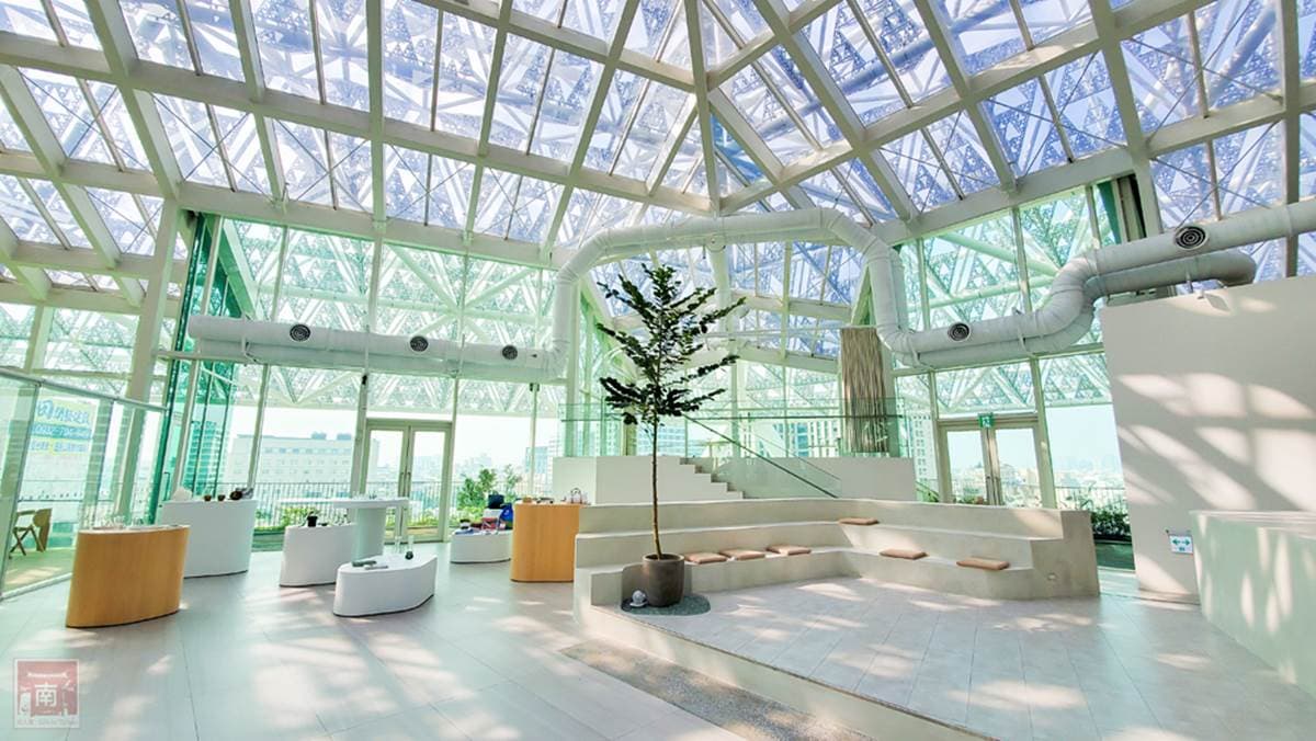 「無印風咖啡廳」藏美術館頂樓!挑高玻璃屋美如「天空公園」,俯瞰台南全景 「無印風咖啡廳」藏美術館頂樓!挑高玻璃屋美如「天空公園」,俯瞰台南全景