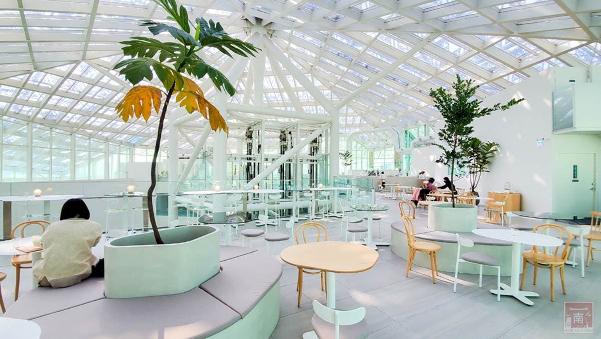 「無印風咖啡廳」藏美術館頂樓!挑高玻璃屋美如「天空公園」,俯瞰台南全景 「無印風咖啡廳」藏美術館頂樓!挑高玻璃屋美如「天空公園」,俯瞰台南全景