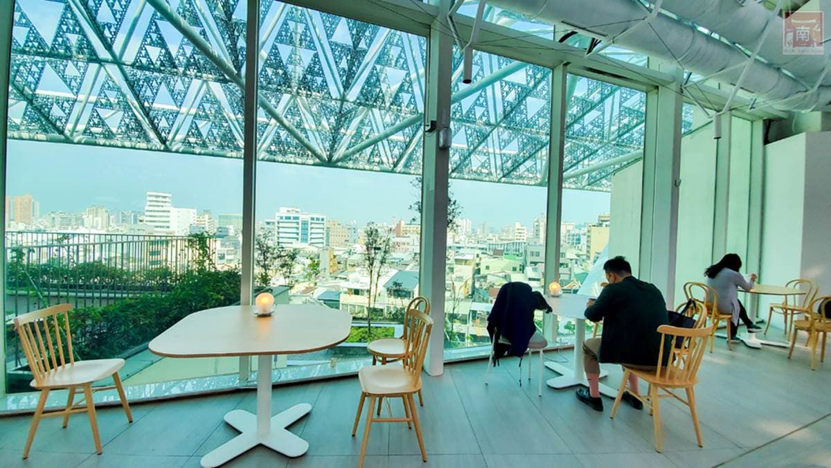 「無印風咖啡廳」藏美術館頂樓!挑高玻璃屋美如「天空公園」,俯瞰台南全景 「無印風咖啡廳」藏美術館頂樓!挑高玻璃屋美如「天空公園」,俯瞰台南全景