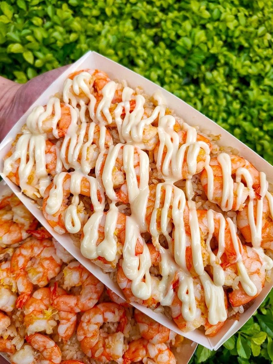 真的蝦爆了!超浮誇「蝦爆炒飯」鋪滿17隻大白蝦,免費喝滿料「蝦頭味噌湯」 真的蝦爆了!超浮誇「蝦爆炒飯」鋪滿17隻大白蝦,免費喝滿料「蝦頭味噌湯」