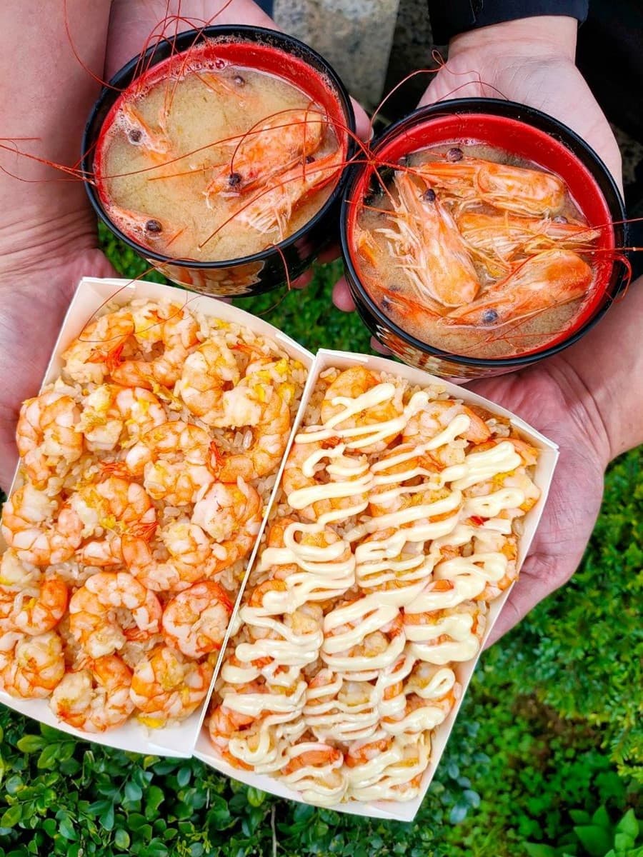 真的蝦爆了!超浮誇「蝦爆炒飯」鋪滿17隻大白蝦,免費喝滿料「蝦頭味噌湯」 真的蝦爆了!超浮誇「蝦爆炒飯」鋪滿17隻大白蝦,免費喝滿料「蝦頭味噌湯」
