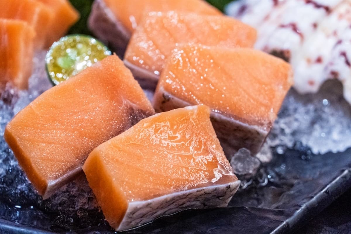 不甩停賣風波!4大火鍋、燒肉「鮭魚吃到飽」,鮭魚菲力、鮭魚頭都有 不甩停賣風波!4大火鍋、燒肉「鮭魚吃到飽」,鮭魚菲力、鮭魚頭都有