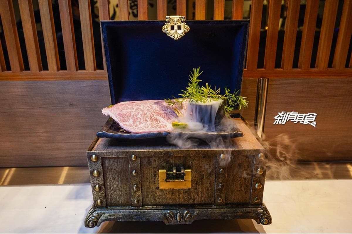 全台首家輸送帶燒肉店!超浮誇「寶藏盒牛」還會噴乾冰,內行必點青蔥厚牛舌 全台首家輸送帶燒肉店!超浮誇「寶藏盒牛」還會噴乾冰,內行必點青蔥厚牛舌