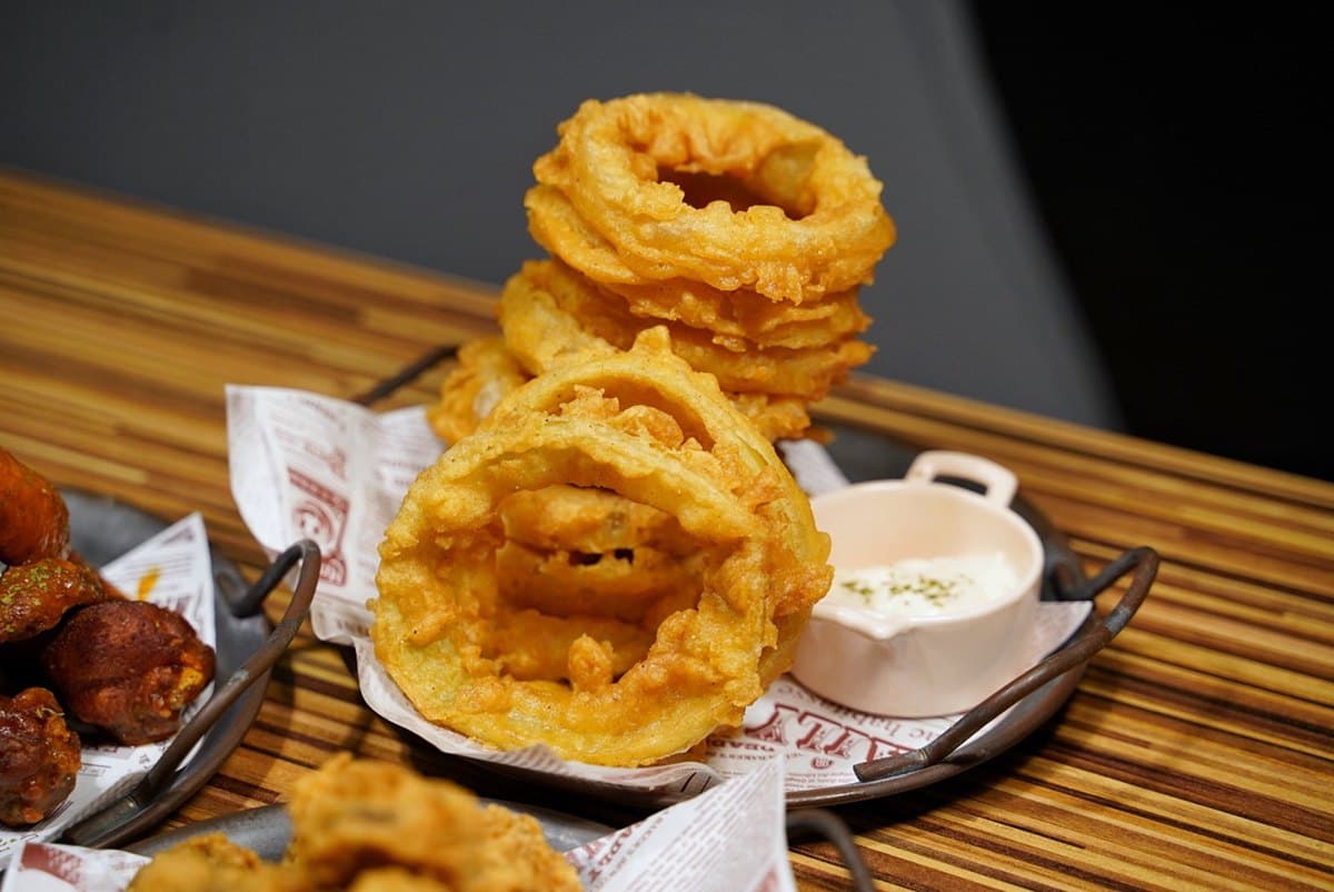 漢堡控快挑戰!新竹浮誇「牛肉堡」厚到雙手握不住,比臉大雞排堡上桌會嚇到 漢堡控快挑戰!新竹浮誇「牛肉堡」厚到雙手握不住,比臉大雞排堡上桌會嚇到
