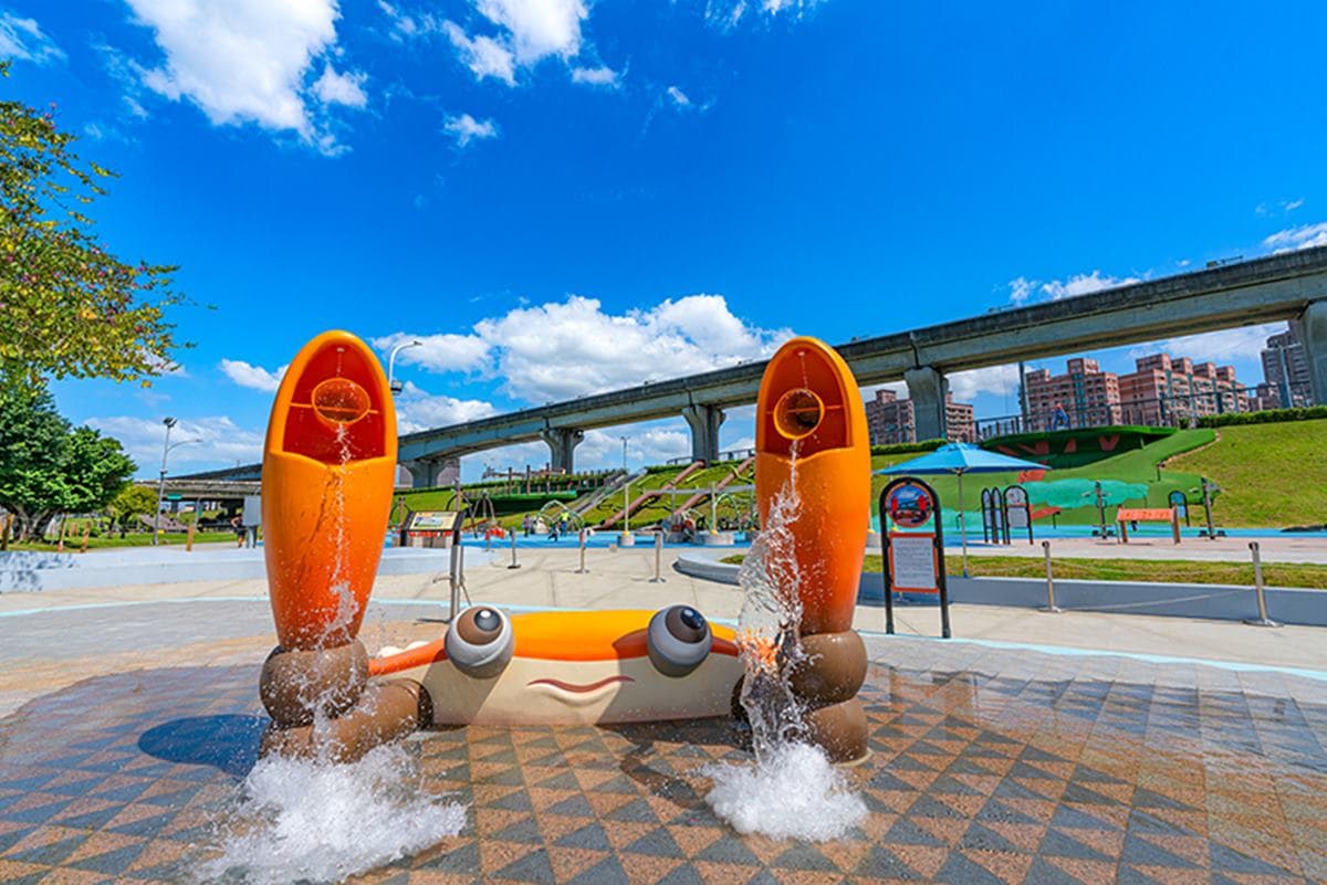 搭公車、捷運就能到!雙北5戲水公園:全台最大水樂園、1公頃水陸空遊戲場 全台最大「海世界水樂園」4/3登場!免費暢玩7大設施,搶拍巨型海龜、螃蟹