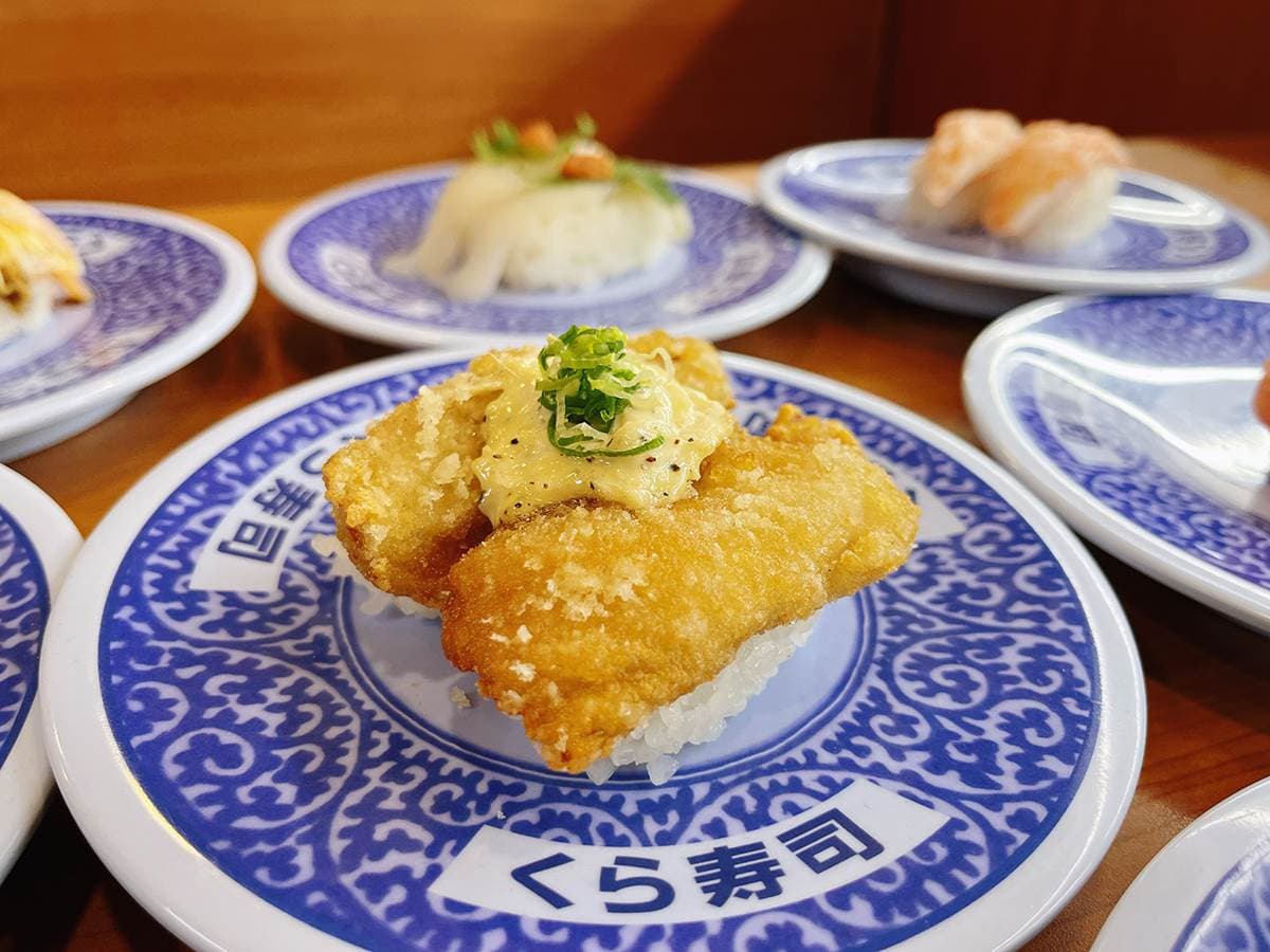 小新粉快衝!藏壽司「蠟筆小新」14款扭蛋登場,小白橡皮擦、阿呆胸章必收 小新粉快衝!藏壽司「蠟筆小新」14款扭蛋登場,小白橡皮擦、阿呆胸章必收