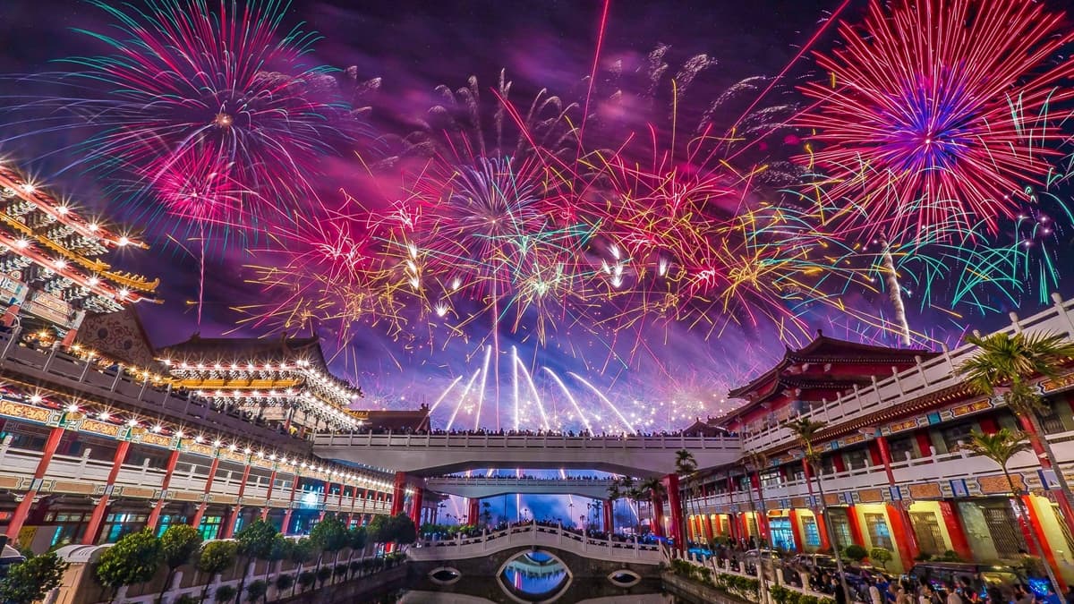 狂放40分鐘爽拍!台南鹿耳門聖母廟「3階段高空煙火」,再體驗蜂炮施放
