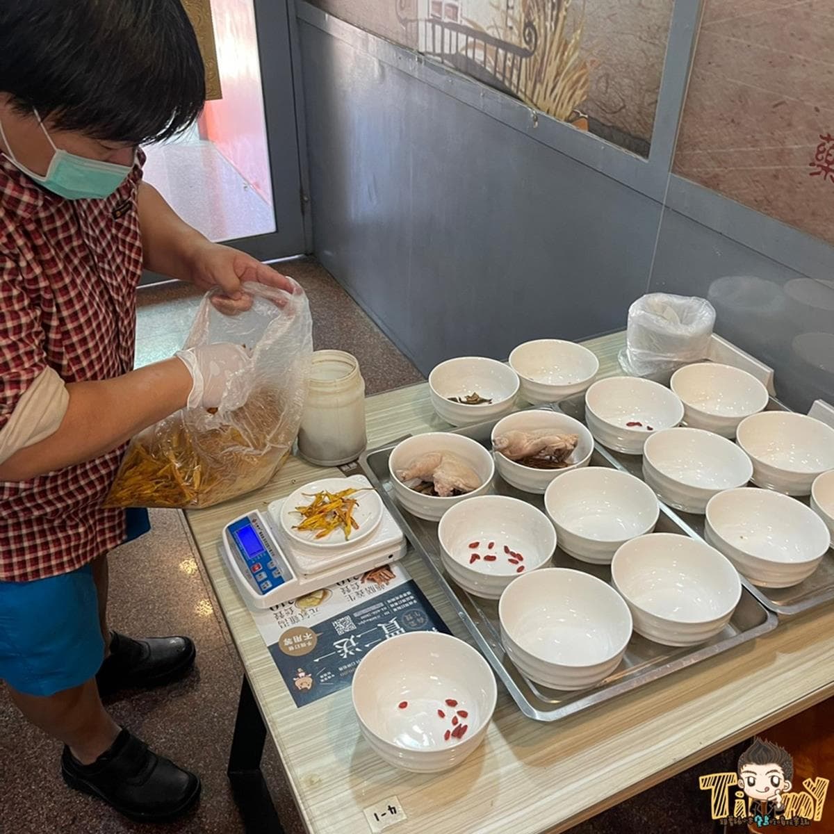 日賣300碗!人氣「藥燉排骨」熬煮8小時超順口,限量人蔘雞湯爽嗑大雞腿 日賣300碗!人氣「藥燉排骨」熬煮8小時超順口,限量人蔘雞湯爽嗑大雞腿