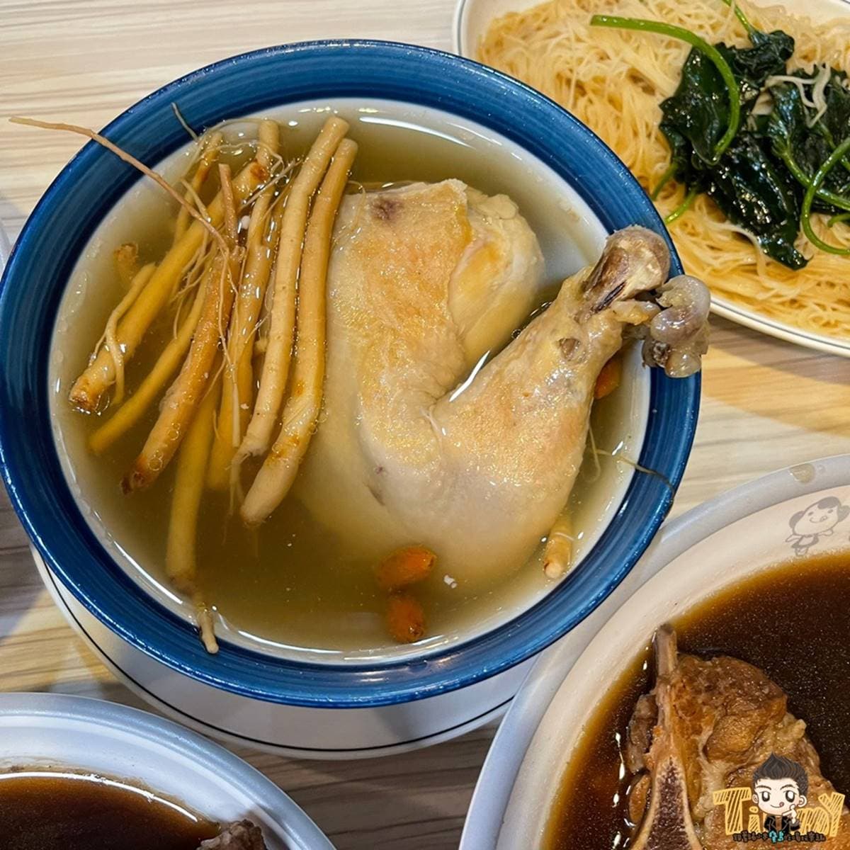 日賣300碗!人氣「藥燉排骨」熬煮8小時超順口,限量人蔘雞湯爽嗑大雞腿 日賣300碗!人氣「藥燉排骨」熬煮8小時超順口,限量人蔘雞湯爽嗑大雞腿