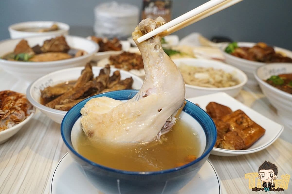 日賣300碗!人氣「藥燉排骨」熬煮8小時超順口,限量人蔘雞湯爽嗑大雞腿 日賣300碗!人氣「藥燉排骨」熬煮8小時超順口,限量人蔘雞湯爽嗑大雞腿