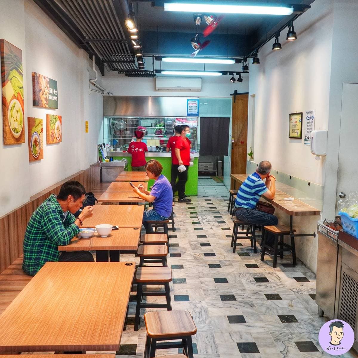 網推「台南最大顆餛飩店」!「佛心雲吞」霸氣塞2隻蝦,搭滿滿炒手麵超唰嘴 網推「台南最大顆餛飩店」!「佛心雲吞」霸氣塞2隻蝦,搭滿滿炒手麵超唰嘴
