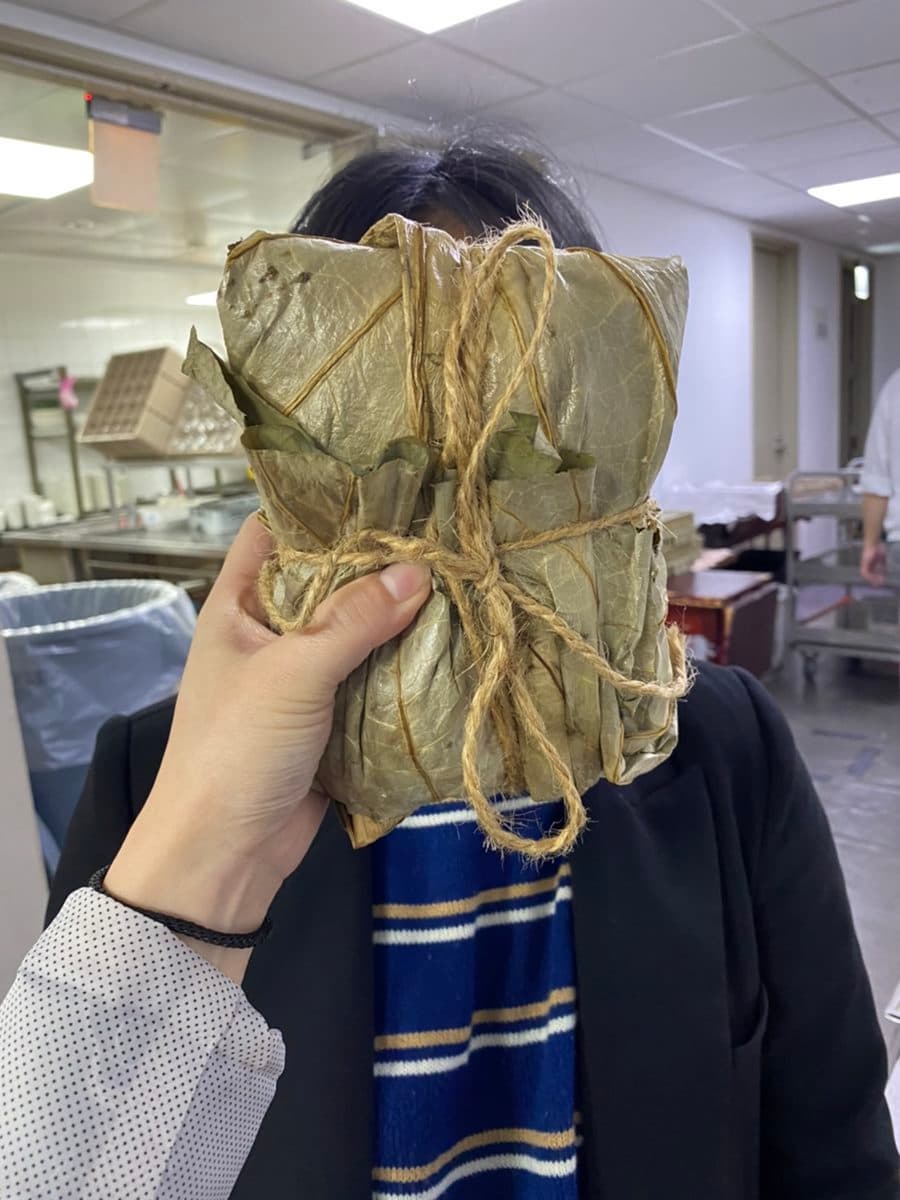 整隻烤鴨、龍蝦包進去!2家巨型打卡肉粽:櫻桃鴨霸氣上桌、每顆尺寸比臉大 整隻烤鴨、龍蝦包進去!2家巨型打卡肉粽:櫻桃鴨霸氣上桌、每顆尺寸比臉大