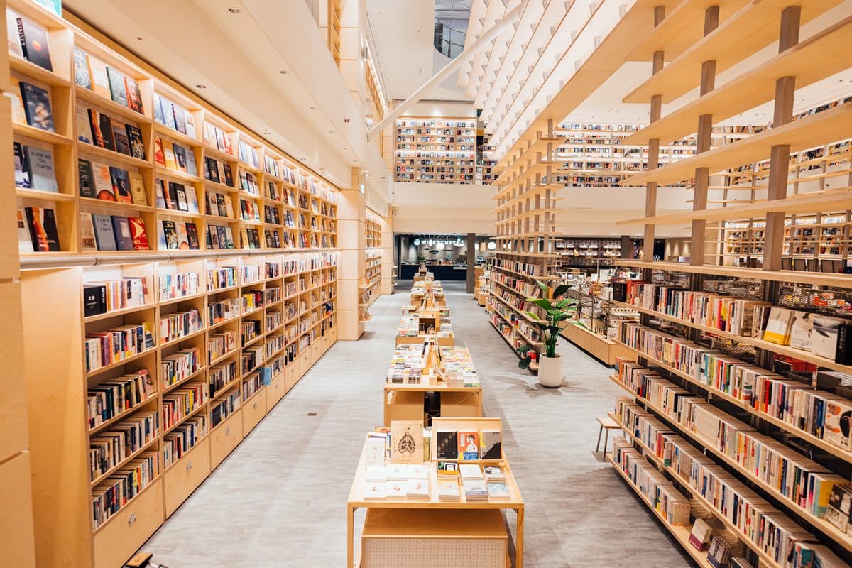 【新開店】台版星空圖書館!2層樓書牆、三麗鷗書區必拍,還有1元台南美食 【新開店】台版星空圖書館!2層樓書牆、三麗鷗書區必拍,還有1元台南美食