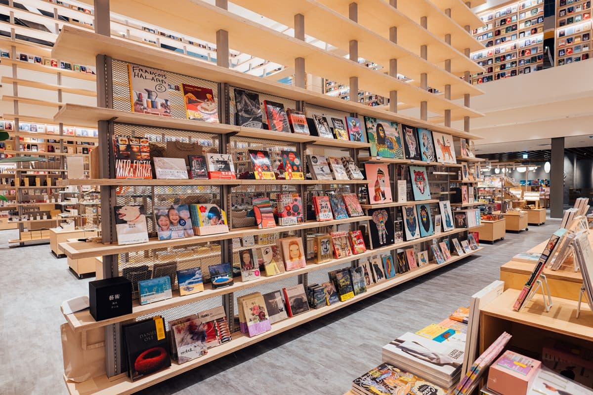 【新開店】台版星空圖書館!2層樓書牆、三麗鷗書區必拍,還有1元台南美食 【新開店】台版星空圖書館!2層樓書牆、三麗鷗書區必拍,還有1元台南美食