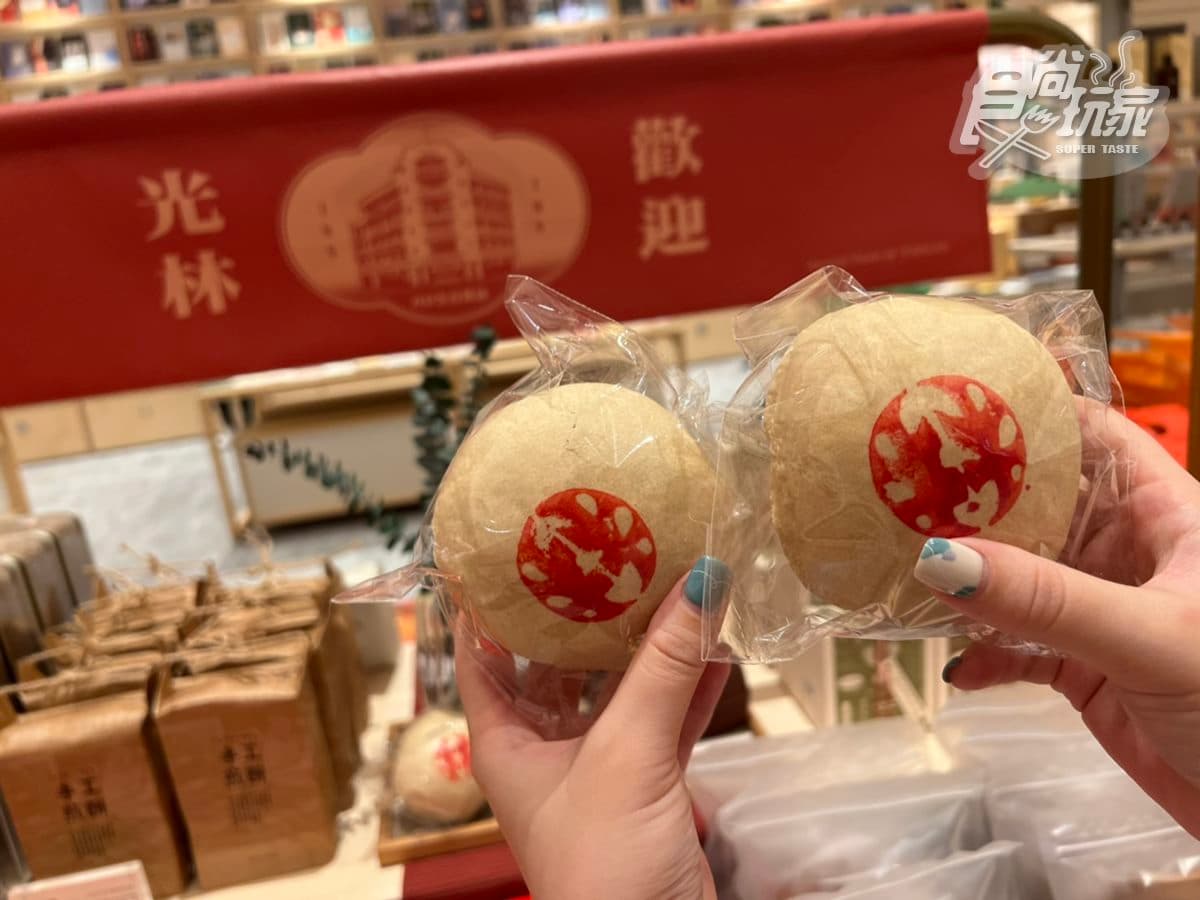 【新開店】台版星空圖書館!2層樓書牆、三麗鷗書區必拍,還有1元台南美食 【新開店】台版星空圖書館!2層樓書牆、三麗鷗書區必拍,還有1元台南美食