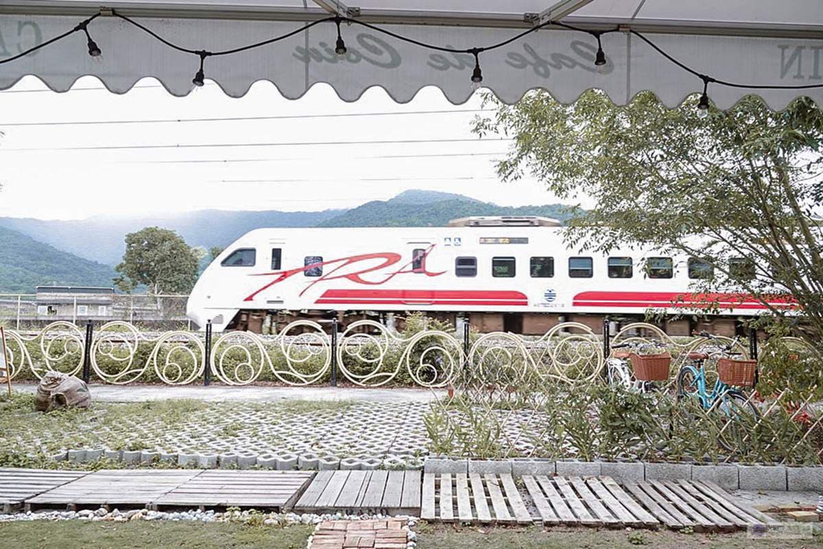 鐵道第一排!「歐式鄉村風咖啡廳」賞火車零距離,超萌貓店長坐鎮陪吃 鐵道第一排!「歐式鄉村風咖啡廳」賞火車零距離,超萌貓店長坐鎮陪吃