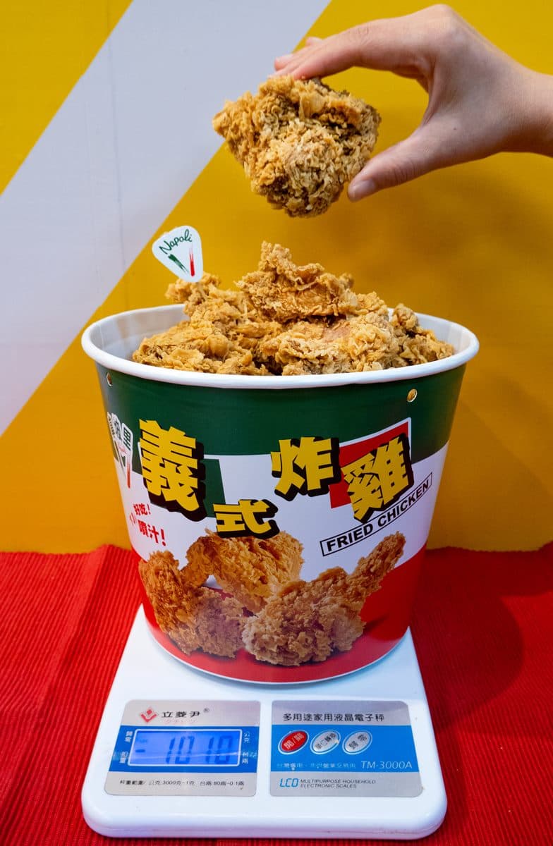 拿坡里炸雞超狂「1公斤腿排桶」!還有台味「腸腸在一起」爽吃香腸、糯米腸 拿坡里炸雞超狂「1公斤腿排桶」!還有台味「腸腸在一起」爽吃香腸、糯米腸