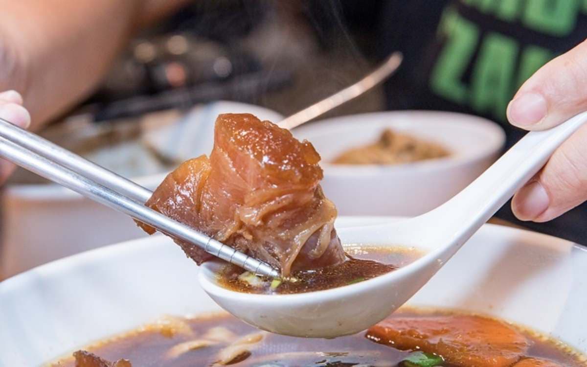 牛肉控必收!老饕最愛「半筋半肉麵」嗑厚切牛筋,特製牛筋醬拌飯一吃上癮 牛肉控必收!老饕最愛「半筋半肉麵」嗑厚切牛筋,特製牛筋醬拌飯一吃上癮