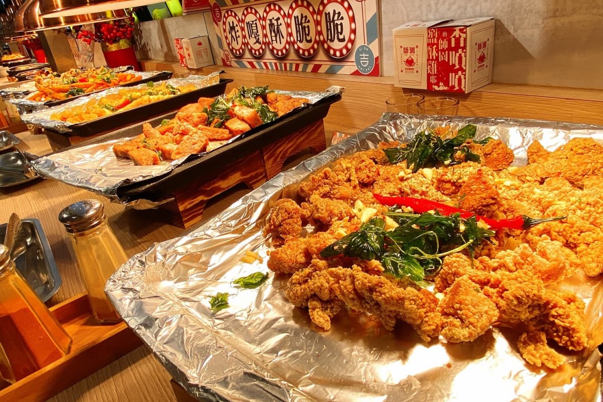 師園鹽酥雞吃到飽!「吉哆火鍋百匯」台味美食節開跑,呷七碗、老江紅茶無限續 師園鹽酥雞吃到飽!「吉哆火鍋百匯」台味美食節開跑,呷七碗、老江紅茶無限續