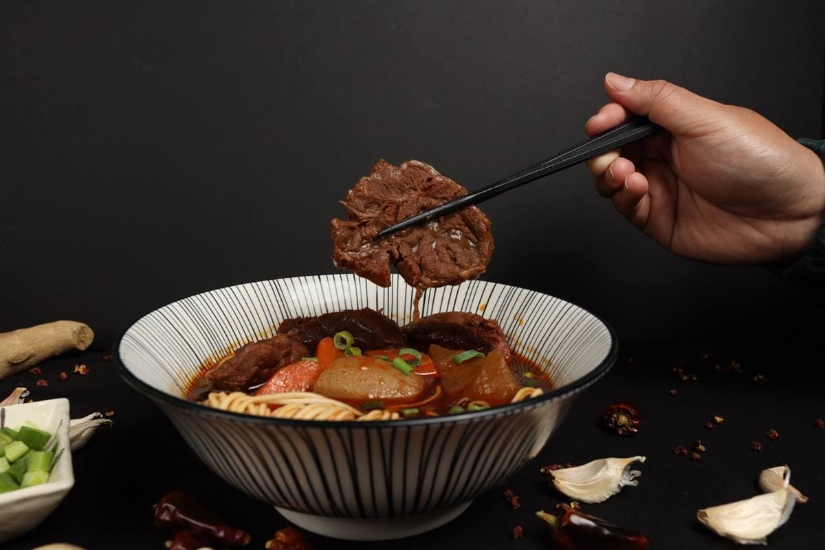 【新開店】1天只賣20碗!「麻辣牛肉麵」花4天製作,神祕店中店預約才能吃 【新開店】1天只賣20碗!「麻辣牛肉麵」花4天製作,神祕店中店預約才能吃