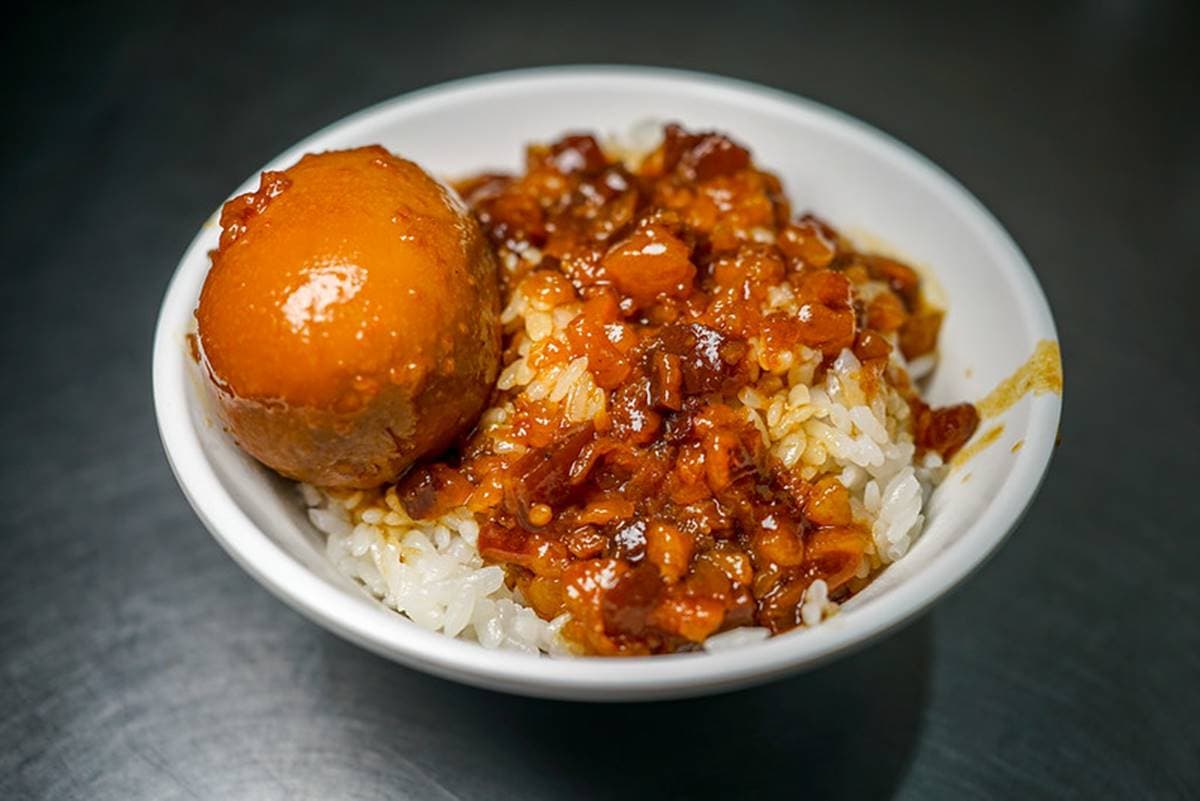 新店宵夜首選!會黏嘴的滷肉飯想吃先排隊,厚切羊肉湯連皮都軟嫩 新店宵夜首選!會黏嘴的滷肉飯想吃先排隊,厚切羊肉湯連皮都軟嫩