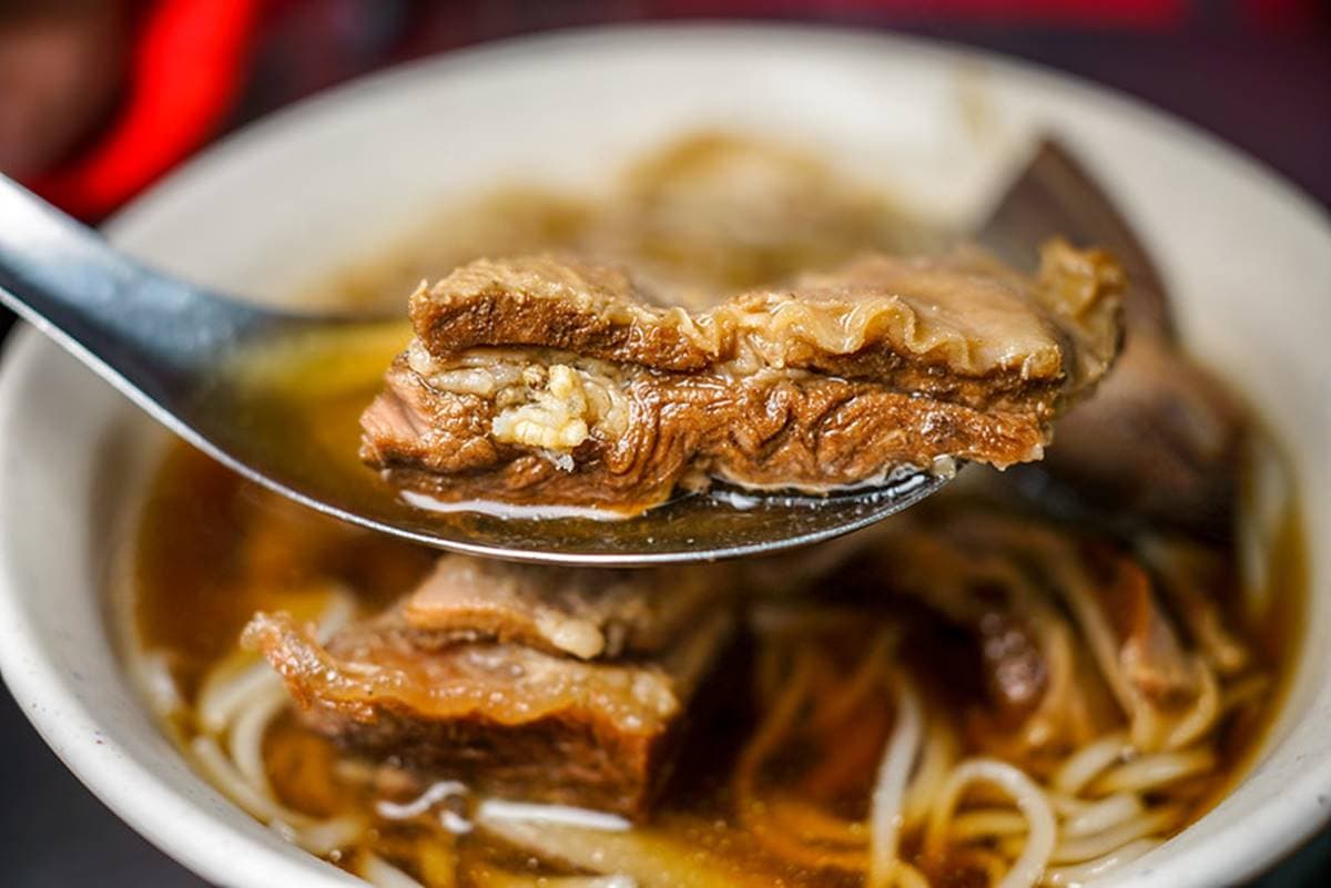 新店宵夜首選!會黏嘴的滷肉飯想吃先排隊,厚切羊肉湯連皮都軟嫩 新店宵夜首選!會黏嘴的滷肉飯想吃先排隊,厚切羊肉湯連皮都軟嫩