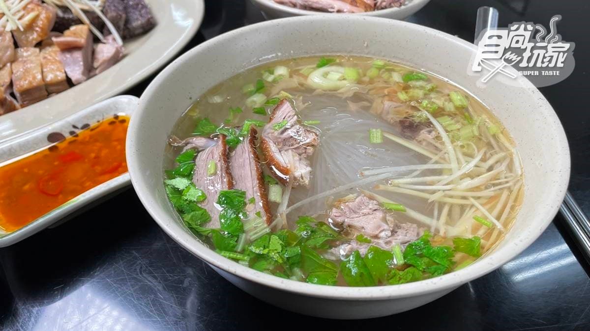 屏東小吃推薦!12家在地特色與隱藏美食,潮州牛肉麵、東港肉圓必吃清單 湯頭清爽,讓人忍不住一口接著一口。