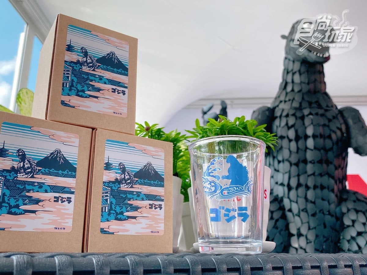 全台首座「哥吉拉貨櫃」現身大稻埕了!合照現賺300元,還可拿免費「續杯」 全台首座「哥吉拉貨櫃」現身大稻埕了!合照現賺300元,還可拿免費「續杯」
