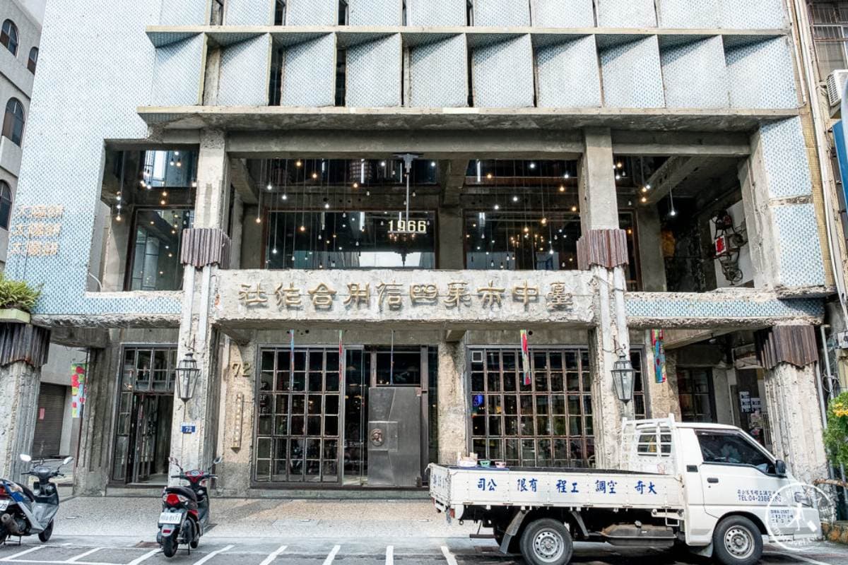 台中人都衝銀行吃冰?老建築化身網美最愛冰店,點冰淇淋送乳酪蛋糕、鳳梨酥 台中人都衝銀行吃冰?老建築化身網美最愛冰店,點冰淇淋送乳酪蛋糕、鳳梨酥