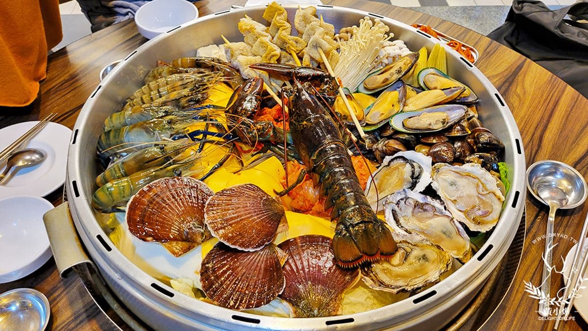 1鍋塞滿9種海鮮!「巨型痛風鍋」爽嗑活體龍蝦、人蔘雞,升級部隊鍋超澎派