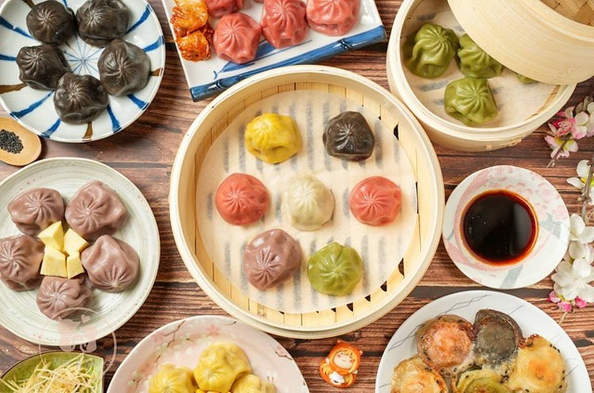 不用苦排鼎泰豐!爆汁彩虹湯包宅配吃得到,超有哏「黑色芝麻」口味愈嚼愈香 不用苦排鼎泰豐!爆汁彩虹湯包宅配吃得到,超有哏「黑色芝麻」口味愈嚼愈香