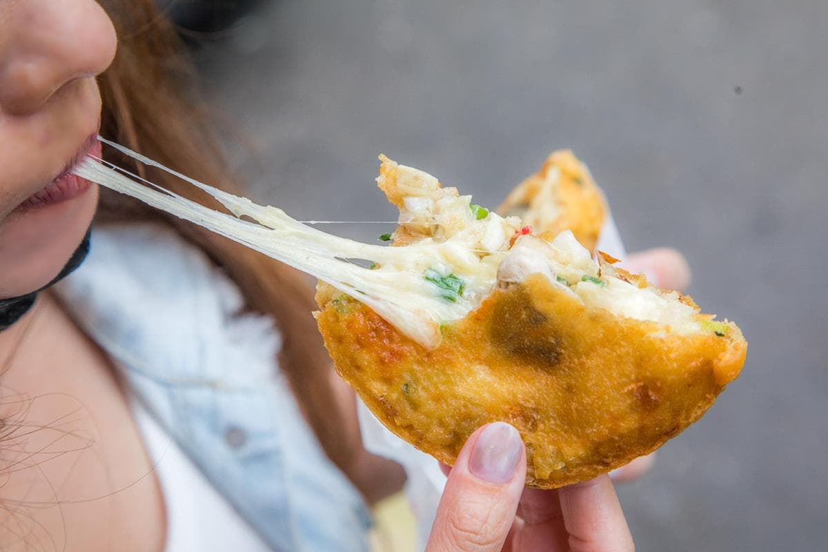 熟客1次帶10份!網評4.4分「起司蚵嗲」牽絲太罪惡,加強版塞整顆爆汁大干貝 熟客1次帶10份!網評4.4分「起司蚵嗲」牽絲太罪惡,加強版塞整顆爆汁大干貝